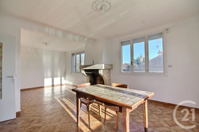 Maison à louer - 6 pièces - 162 m2 - St Amand Longpre - 41 - CENTRE